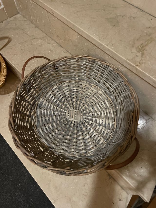 Cesta mimbre redonda con asas polipiel