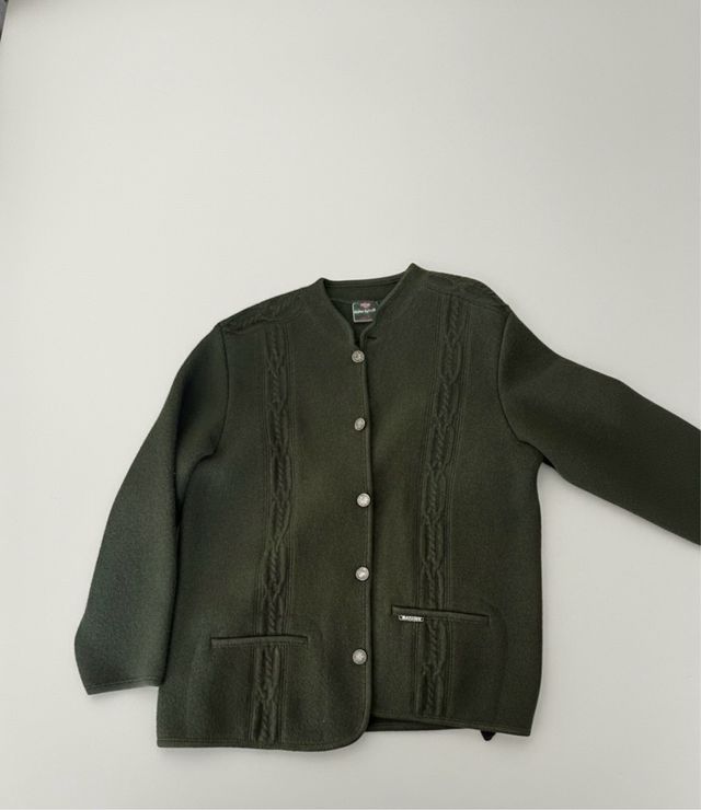 Chaqueta verde oliva con trenzas