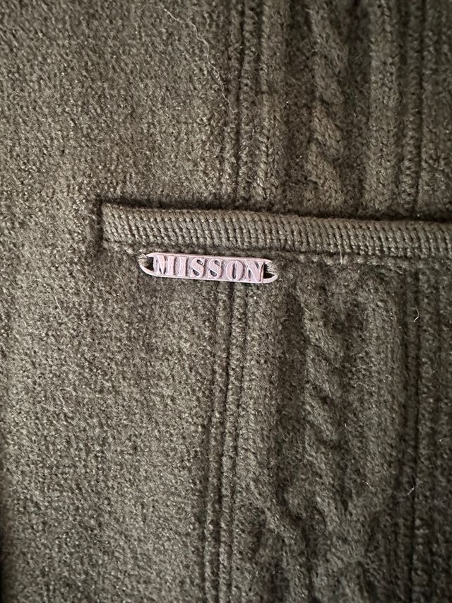 Chaqueta verde oliva con trenzas