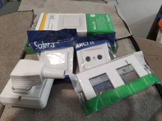 Interruptores y tomas TV Schneider sin abrir