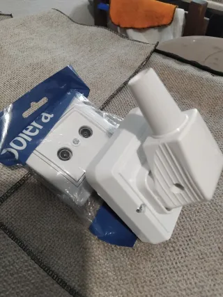 Interruptores y tomas TV Schneider sin abrir