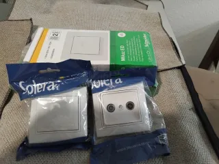 Interruptores y tomas TV Schneider sin abrir