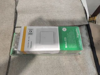 Interruptores y tomas TV Schneider sin abrir