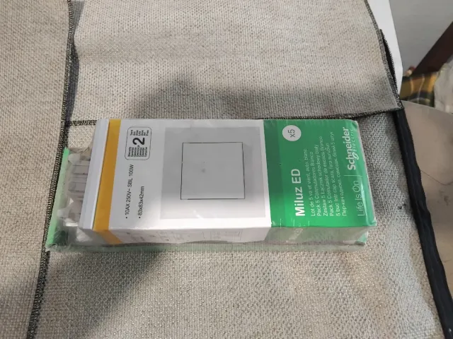 Interruptores y tomas TV Schneider sin abrir