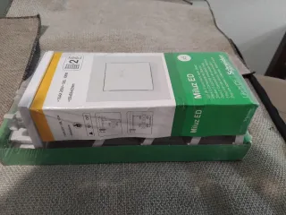 Interruptores y tomas TV Schneider sin abrir