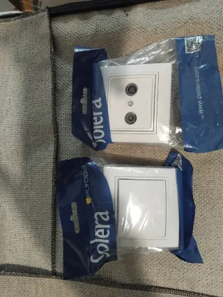 Interruptores y tomas TV Schneider sin abrir