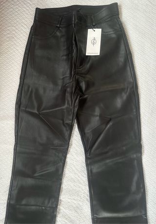 Pantalón polipiel negro Stradivarius Talla 34