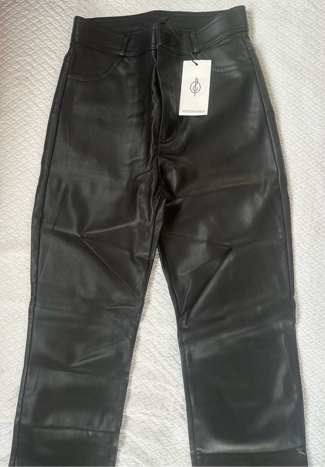Pantalón polipiel negro Stradivarius Talla 34