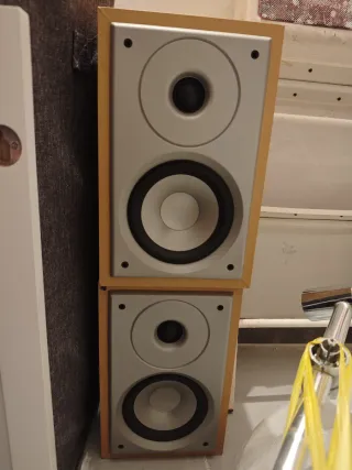 Altavoces Denon Marrones y Grises