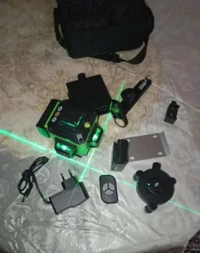 Nivel Láser 16 Líneas + 2 Baterías