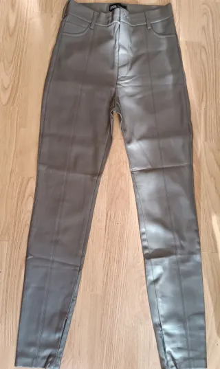 Pac de pantalón de piel Zara,  vestido Mango.