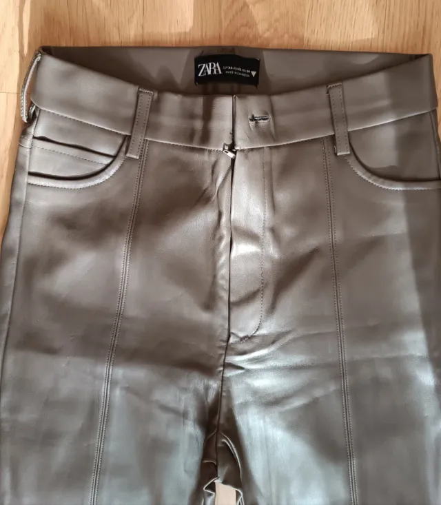 Pac de pantalón de piel Zara,  vestido Mango.