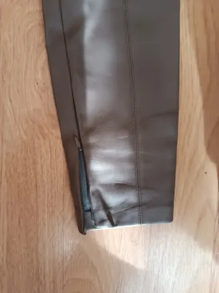 Pac de pantalón de piel Zara,  vestido Mango.