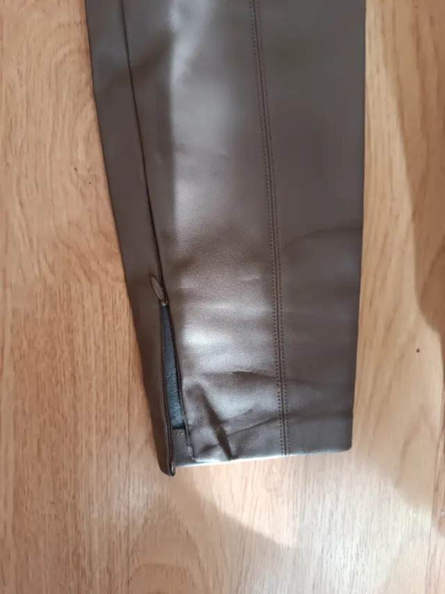 Pac de pantalón de piel Zara,  vestido Mango.