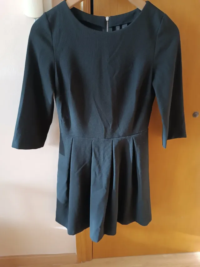 Pac de pantalón de piel Zara,  vestido Mango.