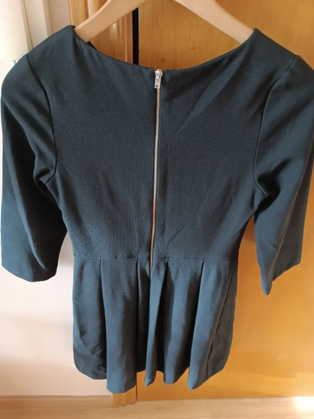 Pac de pantalón de piel Zara,  vestido Mango.