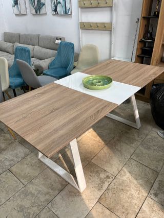 Mesa extensible Cambria y blanco