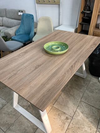 Mesa extensible Cambria y blanco