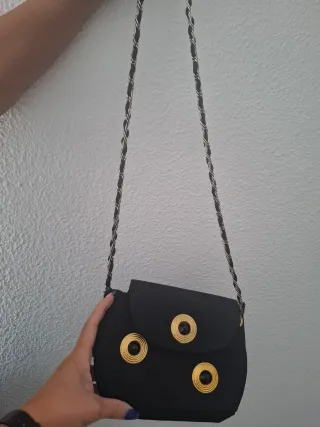 Mini bolso negro con detalles dorados