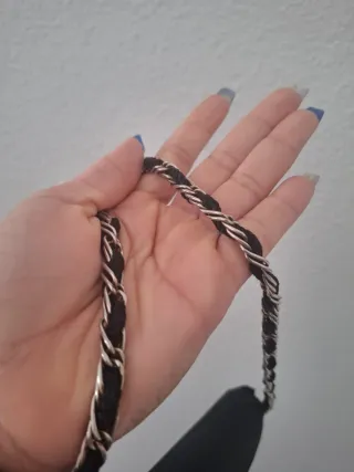 Mini bolso negro con detalles dorados