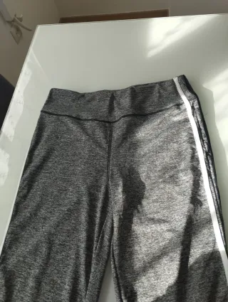 Mallas deportivas grises nuevas