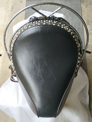 Asiento Harley Softail Negro Tachuelas