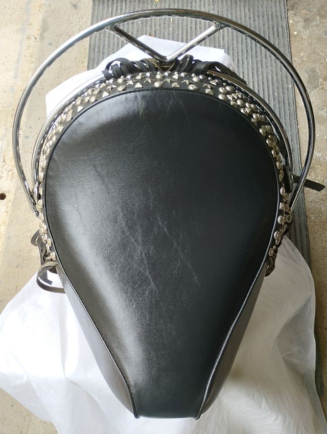 Asiento Harley Softail Negro Tachuelas