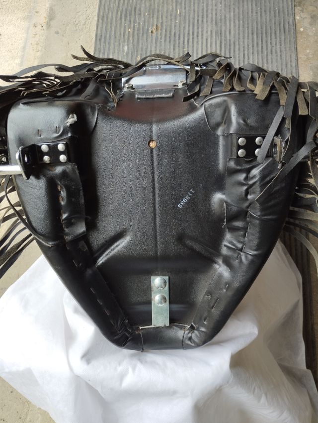 Asiento Harley Softail Negro Tachuelas