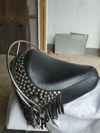 Asiento Harley Softail Negro Tachuelas