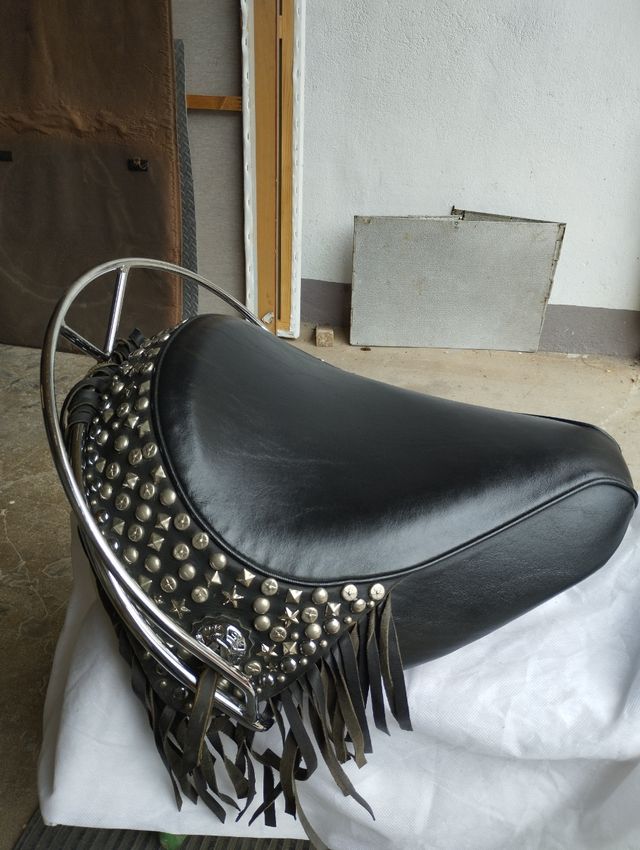 Asiento Harley Softail Negro Tachuelas
