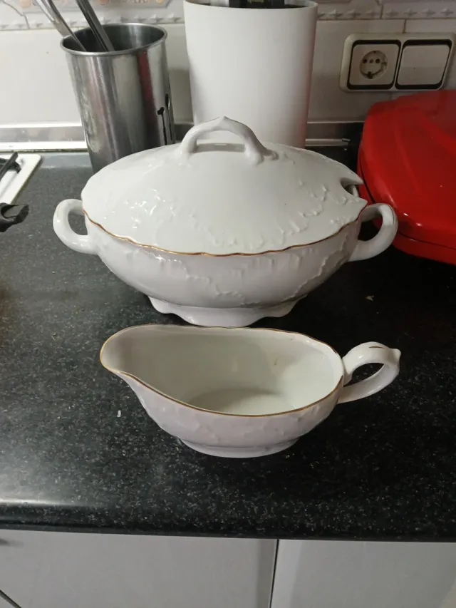 Sopera de porcelana con borde dorado Más salsera
