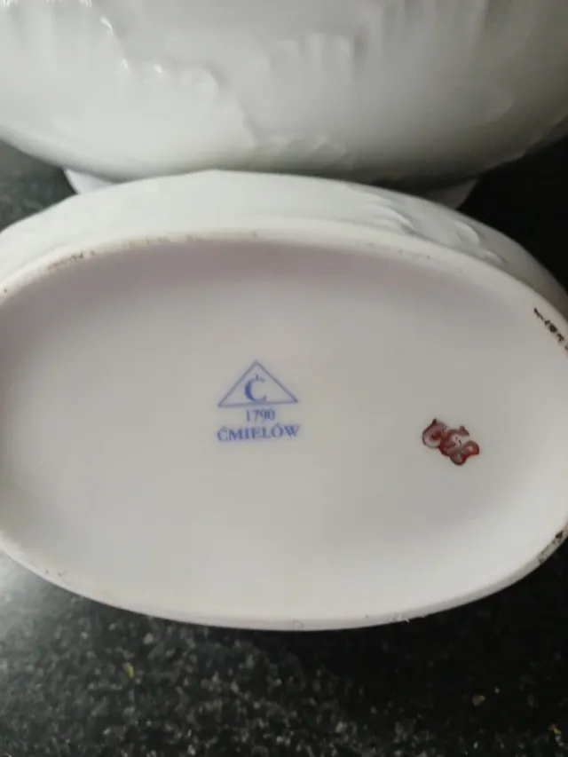 Sopera de porcelana con borde dorado Más salsera