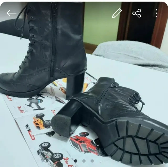 Botas de tacón negras con cordones