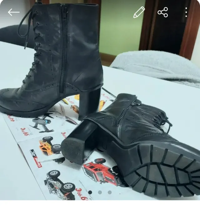 Botas de tacón negras con cordones