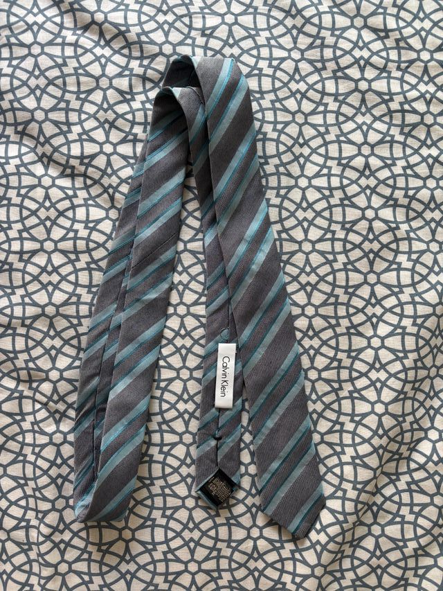 Corbata Calvin Klein Rayas Grises y Turquesa