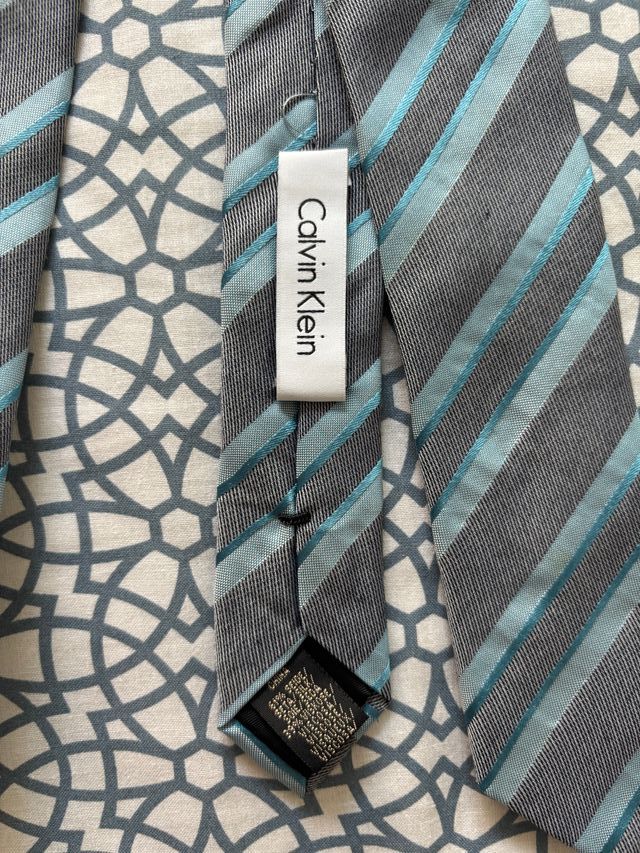 Corbata Calvin Klein Rayas Grises y Turquesa
