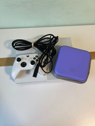 Xbox One S Blanca + Mando y Accesorios Nueva