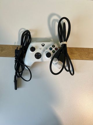 Xbox One S Blanca + Mando y Accesorios Nueva