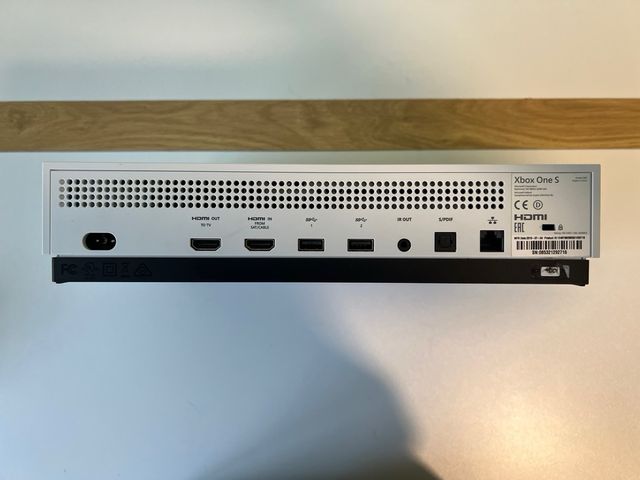 Xbox One S Blanca + Mando y Accesorios Nueva