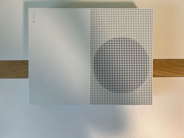 Xbox One S Blanca + Mando y Accesorios Nueva