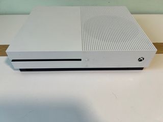 Xbox One S Blanca + Mando y Accesorios Nueva