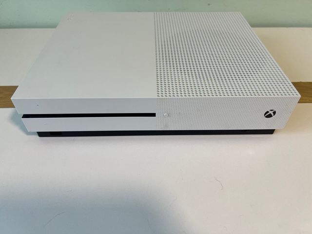 Xbox One S Blanca + Mando y Accesorios Nueva