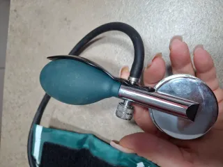 Misuratore Pressione Sfigmomanometro + Stetos.