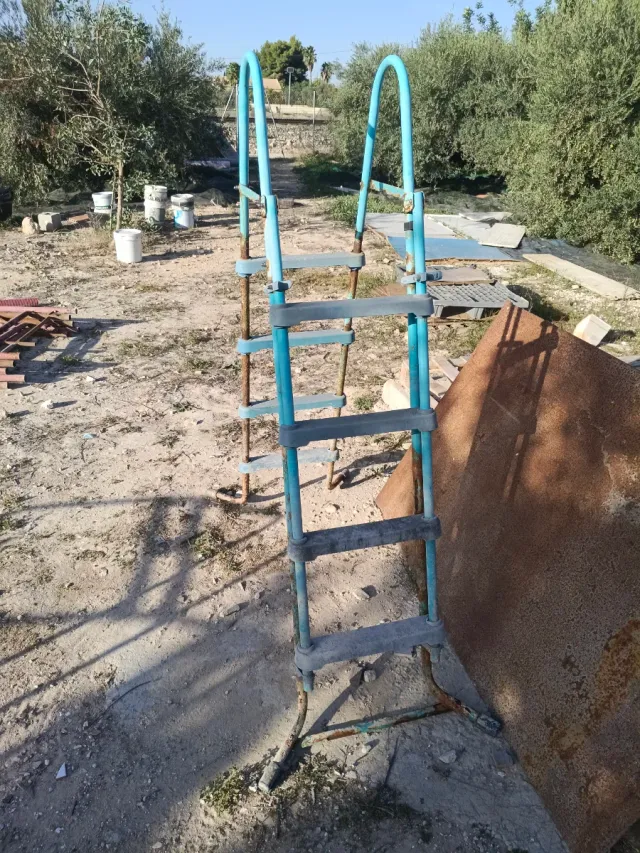 Escalera piscina azul metal y plástico