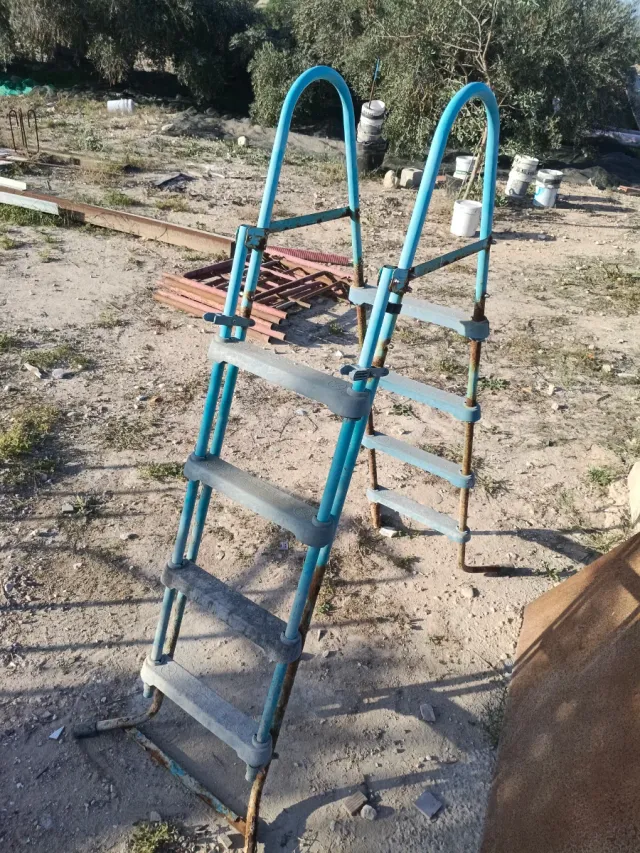 Escalera piscina azul metal y plástico