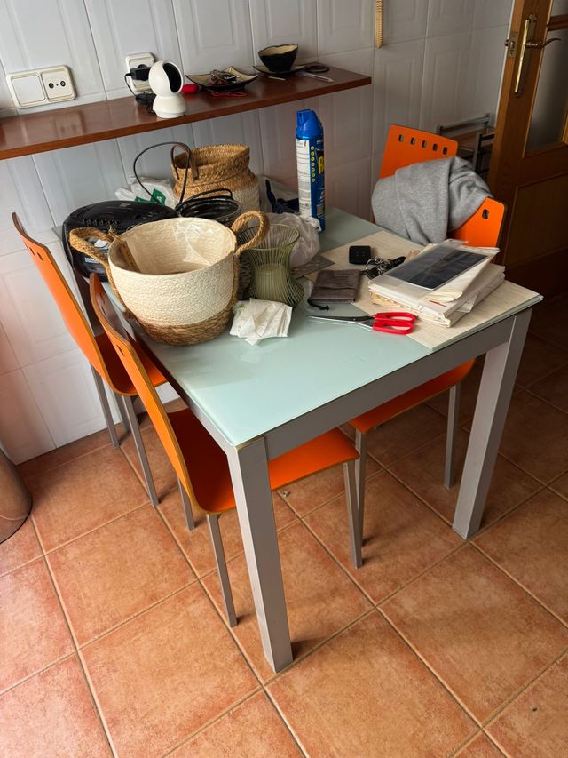 Mesa de cocina y 4 sillas modernas