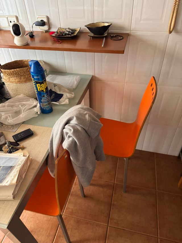 Mesa de cocina y 4 sillas modernas