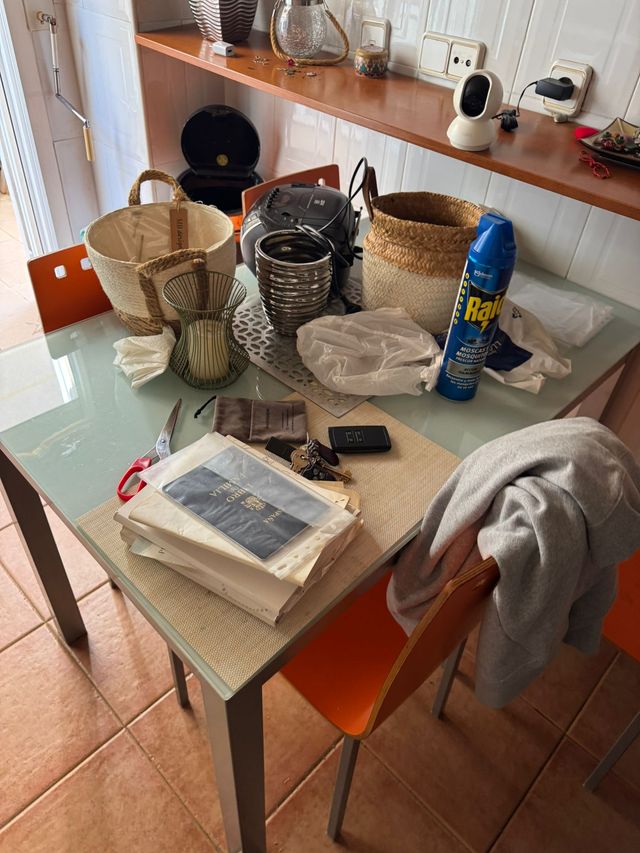 Mesa de cocina y 4 sillas modernas