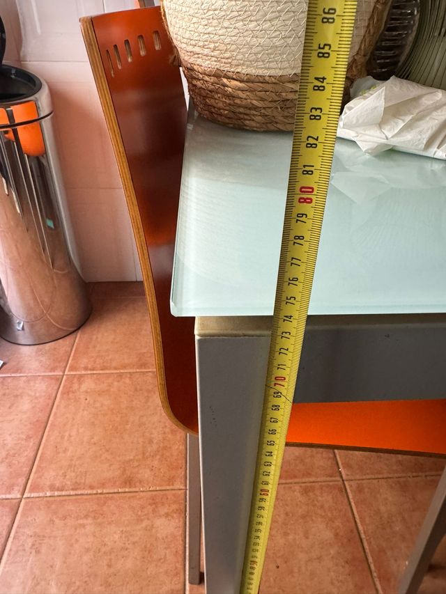 Mesa de cocina y 4 sillas modernas