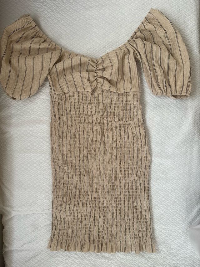 Vestido beige con fruncido y mangas abullonadas